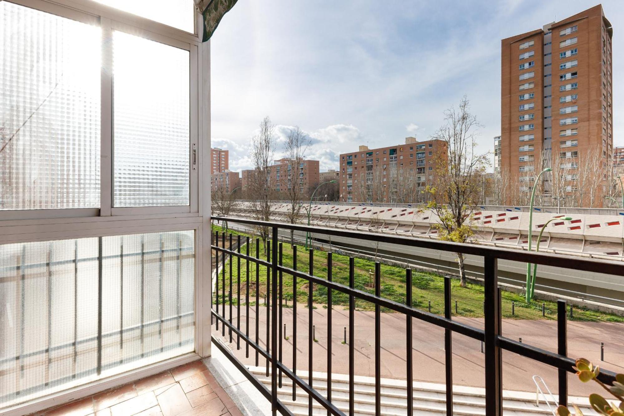 Besos - Bright Apartment Close To Congress & Port Сан-Адріа-де-Бесос Екстер'єр фото