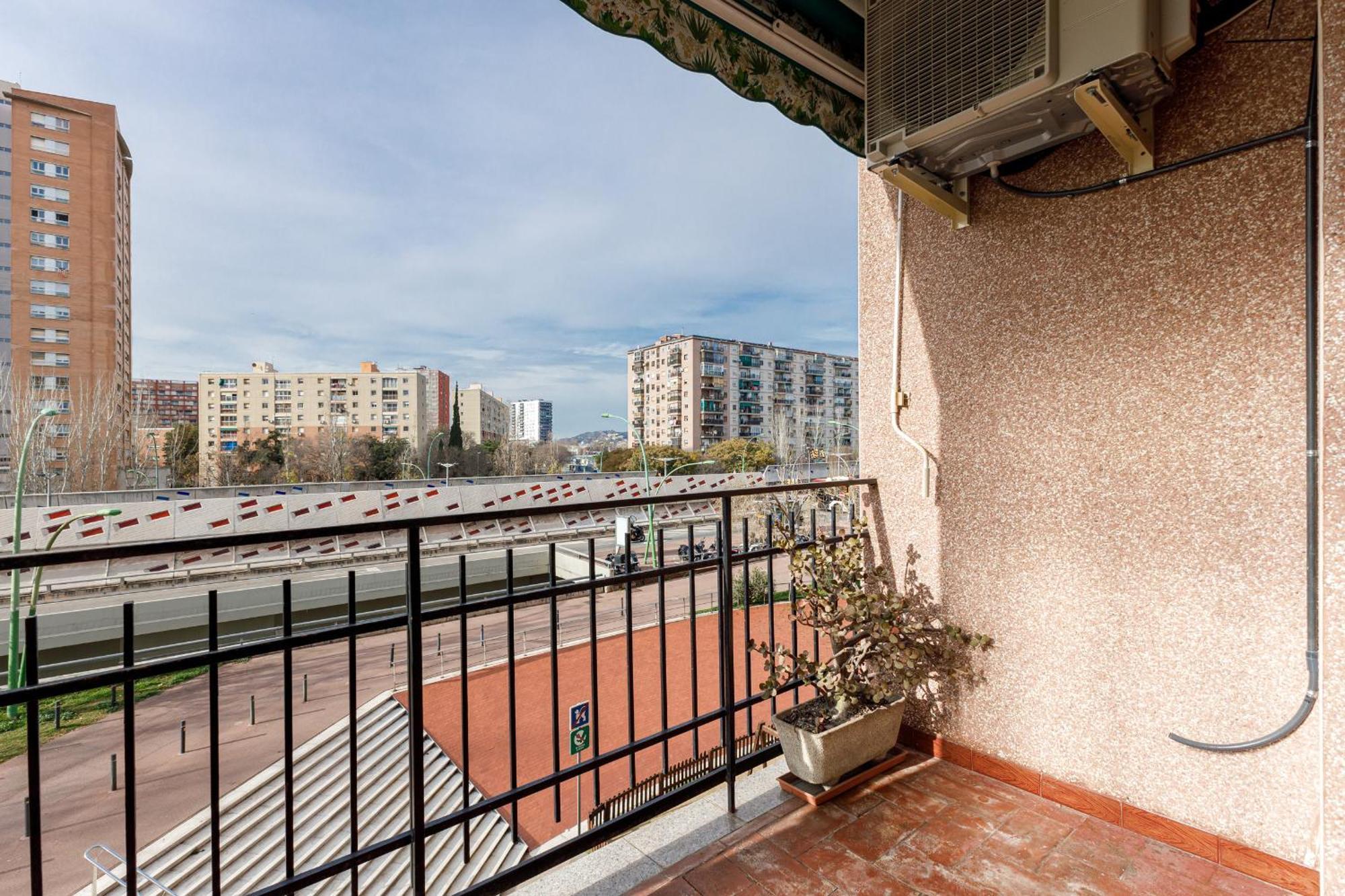 Besos - Bright Apartment Close To Congress & Port Сан-Адріа-де-Бесос Екстер'єр фото